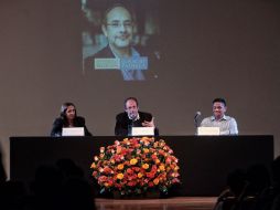 Ana García (i), Ignacio Padilla (c) y Jorge Fernández, participan en la charla 'Protagonistas de la literatura mexicana'. EFE / S. Gutiérrez