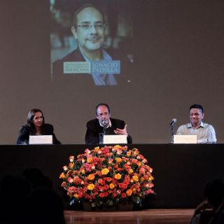 Reconocen al escritor Ignacio Padilla en el Bellas Artes