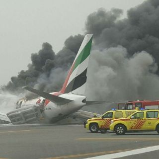Un avión sufre un incendio al aterrizar en Dubái