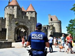 Policías custodian los monumentos y lugares más emblemáticos del país, algo que inhibe a los turistas. AFP / R. Gabalda