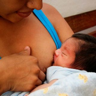 Joven madre resalta beneficios de lactar