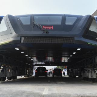 Autobús 'antitráfico' debuta en China