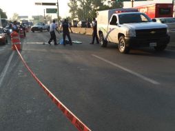 El hombre, aún sin identificar, vestía camisa azul y cargaba con una mochila negra. Fue trasladado a la morgue. ESPECIAL /