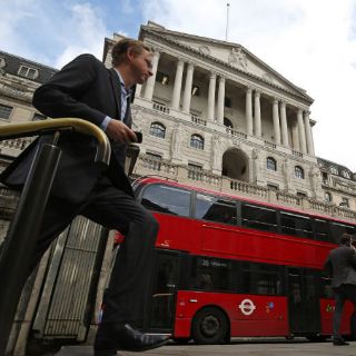 Banco de Inglaterra recorta tasas de interés a mínimo histórico