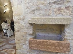 El Papa reza por unos momentos en silencio en la capilla del perdón de San Francisco. AP /