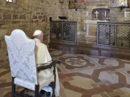 Francisco recuerda que ''no hay ninguno entre nosotros aquí que no haya sido perdonado''. AP / L'Osservatore romano