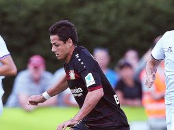 Cuando el reloj marcaba los ocho minutos, ''Chicharito'' se mostró fino y mandó un pase filtrado desde tres cuartos de cancha. TWITTER / @bayer04_en