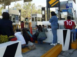 Los manifestantes permiten el tránsito en la zona y piden a los automovilistas cooperaciones económicas. SUN / ARCHIVO