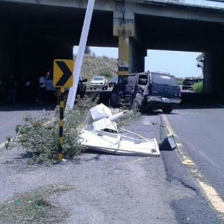 Presunto ladrón estrella vehículo que robó y muere