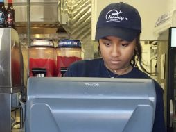 Sasha Obama ha tratado de pasar desapercibida, con la gorra del restaurante bien calada e identificándose con su nombre completo. AP / C. Evans