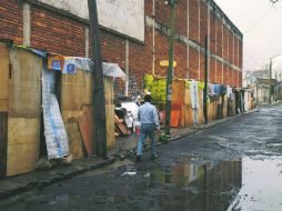 La mayoría de los migrantes vivien en casas de madera junto a las vías. EL INFORMADOR / J. Urrutia