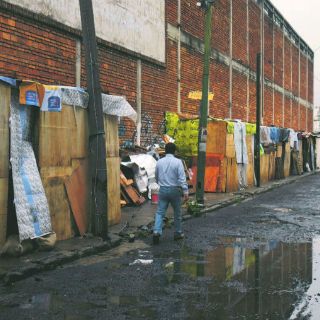 Da apoyo y consejos a los migrantes en las vías del tren