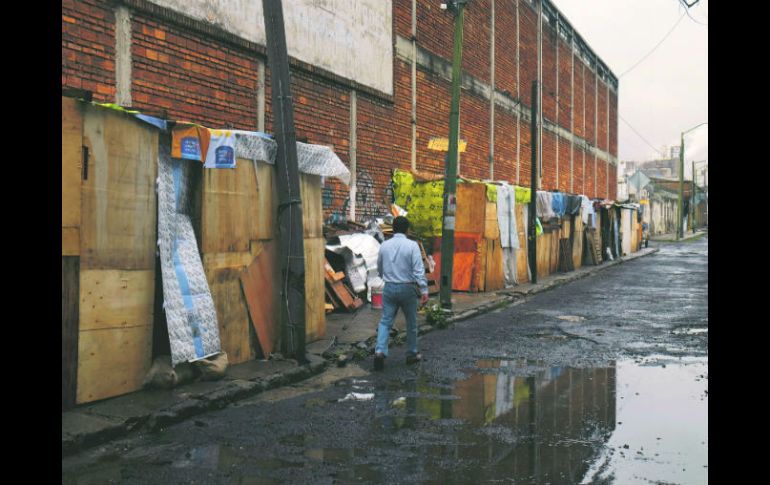 La mayoría de los migrantes vivien en casas de madera junto a las vías. EL INFORMADOR / J. Urrutia