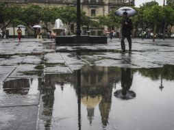 Autoridades piden a la población no tirar basura en las calles para evitar que las alcantarillas se tapen y conlleven a inundaciones. EL INFORMADOR / ARCHIVO