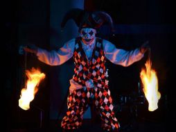 El espectáculo contó con novedosos trucos que combinaron el miedo y el humor en un trabajo basado en la concentración y agilidad. FACEBOOK / @elcircodelmiedo