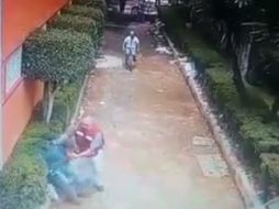 El transeúnte se cruza en la huída del ratero y decide interceptarlo al darse cuenta de la situación. YOUTUBE / Omar Gonzalez