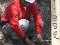 Técnicos de Pemex realizan las labores de seguridad para intentar controlar la fuga. NTX / ARCHIVO