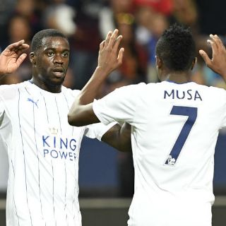 Jugadores del Leicester reciben coches por título en la Premier