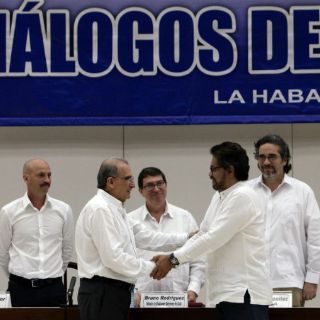 Colombia y FARC firman protocolo para cese al fuego bilateral
