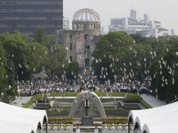 Luego de la ceremonia, se liberaron decenas de palomas en el Parque de la Paz. EFE / K. Ota