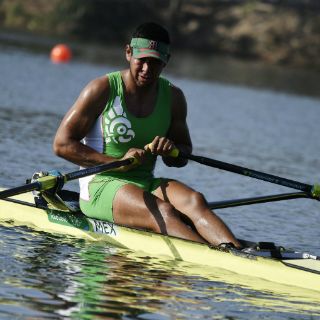 Juan Carlos Cabrera avanza en clasificatoria de remo