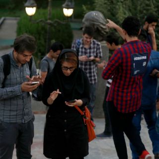 Jóvenes iraníes cazan pokémones pese a prohibición