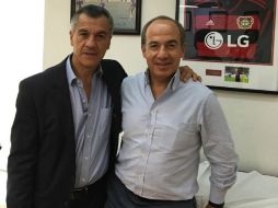 El ex mandatario fue operdo por el doctor Rafael Ortega, director médico de las Chivas. TWITTER / @FelipeCalderon