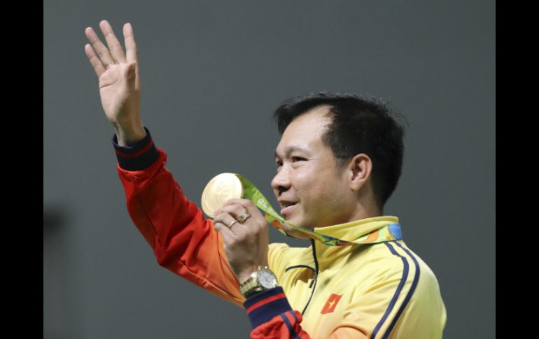 Hoang aprovechó los fallos de sus rivales y con mejor tino totalizó 202.5 puntos para imponer récord olímpico. AP / E. Hoshiko