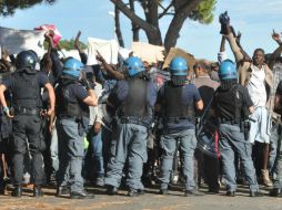 El enfrentamiento es provocado al desalojar un antiguo parque de bomberos ocupado por los protestantes. EFE / F. Tenerelli