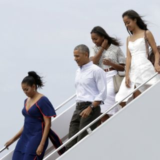 Los Obama llegan a la ilsa Martha's Vineyard para vacación anual