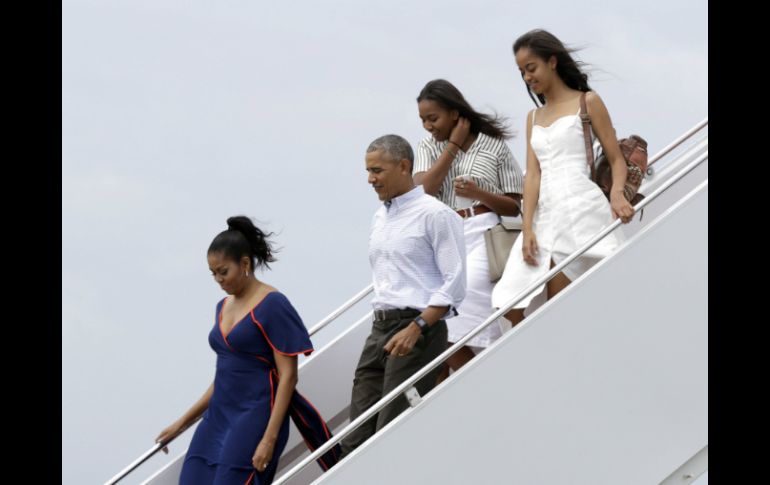 El presidente y su familia esperan pasar un tiempo relajado antes de un atareado otoño previo a las elecciones. AP / M. Balce