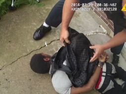 En el material sólo se observan los momentos previos y posteriores a la muerte del joven. EFE / Especial