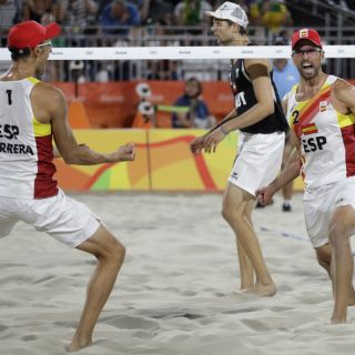 España gana en un partido de locos