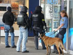 En el lugar hay un amplio dispositivo policial, y al parecer el sujeto tiene problemas mentales. EFE /  B. Bredel