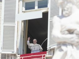 Francisco invitó a orar en silencio a los cientos de fieles que asistieron al Ángelus desde la plaza de San Pedro. EFE / G. Onorati