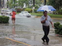 Recomiendan extremar precauciones al circular por calles inundadas. SUN / D. Téllez