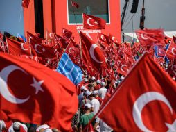 El primer ministro Binali Yildirim pide que prevalezca el espíritu de una nación, una bandera y un estado. AFP / O. Kose