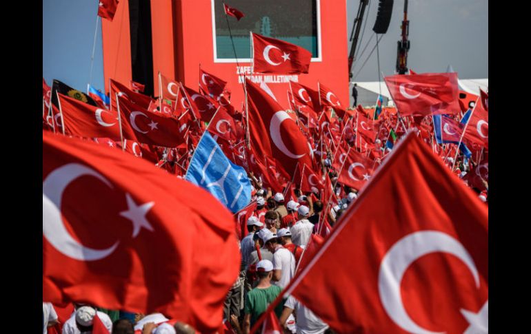 El primer ministro Binali Yildirim pide que prevalezca el espíritu de una nación, una bandera y un estado. AFP / O. Kose