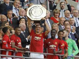 Zlatan y compañia felices tras alzar el trofeo. AP / F.Augstein