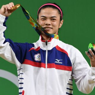 Taiwanesa Hsu gana oro en 53 kilos de halterofilia