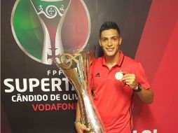 El ex jugador del América conquista su tercer título con los Encarnados. TWITTER / @Raul_Jimenez9