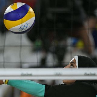 El velo no evitará que juegue: voleibolista de playa