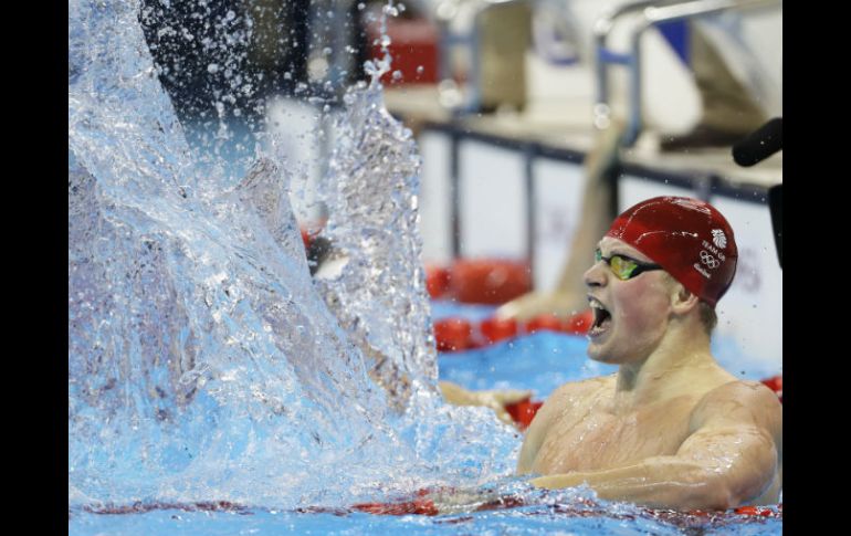 Peaty tocó la pared cuando el cronómetro marcaba 57.13 segundos, más de 40 centésimas más rápido que el sábado. AP / D. Phillip