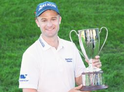 Campeón. Russell Knox posa con su trofeo tras imponerse en el Travelers Championship. AFP / M. Cohen