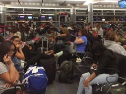 Los planes de miles de pasajeros se ven afectados y frustrados luego de quedar varados por un tiempo indefinido. AP / B. Fowler
