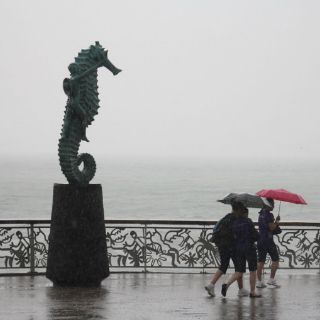 Costa de Jalisco registra intervalos de lluvias muy fuertes