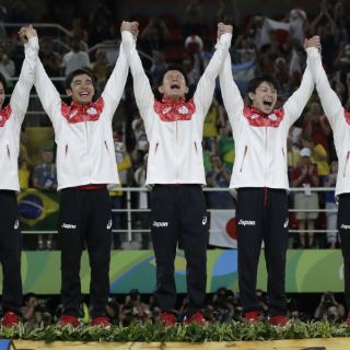 Japón gana el oro de gimnasia por equipos masculinos