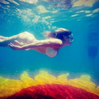 Ingrid Coronado se divierte en bikini