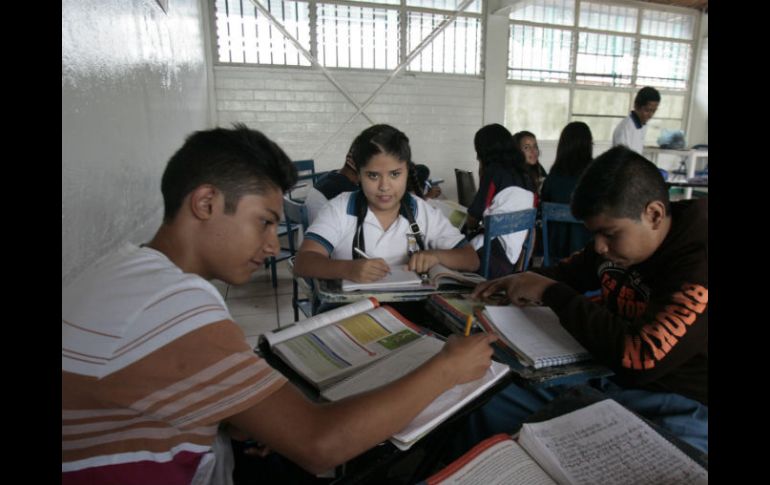 Los jóvenes reciben una comida diaria, clases de tercer grado y entrenamiento en la disciplina de futbol en un campamento. EL INFORMADOR / ARCHIVO
