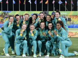 Las australianas levantaron el trofeo olímpico dorado. AFP /